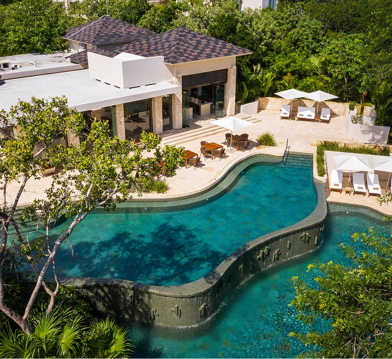 Graphic showing a city skyline with tall commercial buildings at sunset, representing advisory services in real estate and investment.